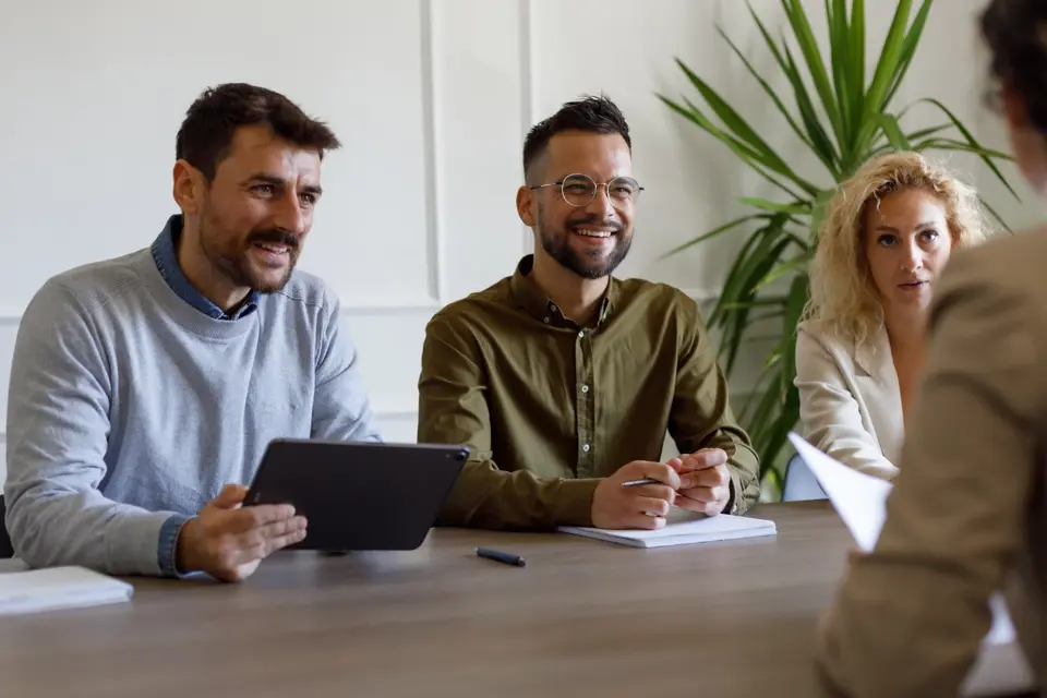 Tre Mennesker Bord Samarbejde Smiler
