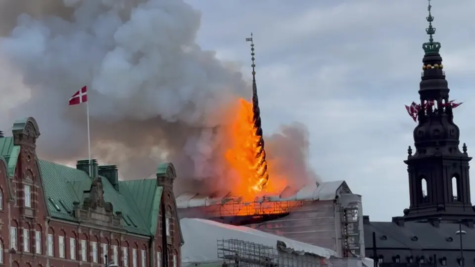 Børsen Brand Spir Historiske Bygninger Presse