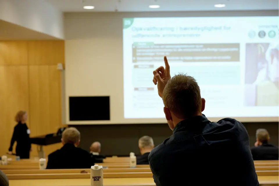 Mand Som Rækker Hånden I Vejret
